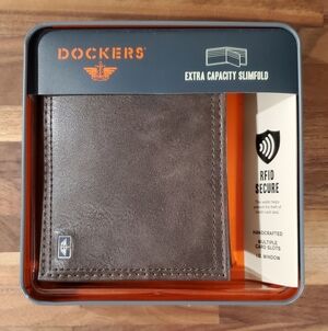 NEW Dockers Brown RFID Secure Card Wallet